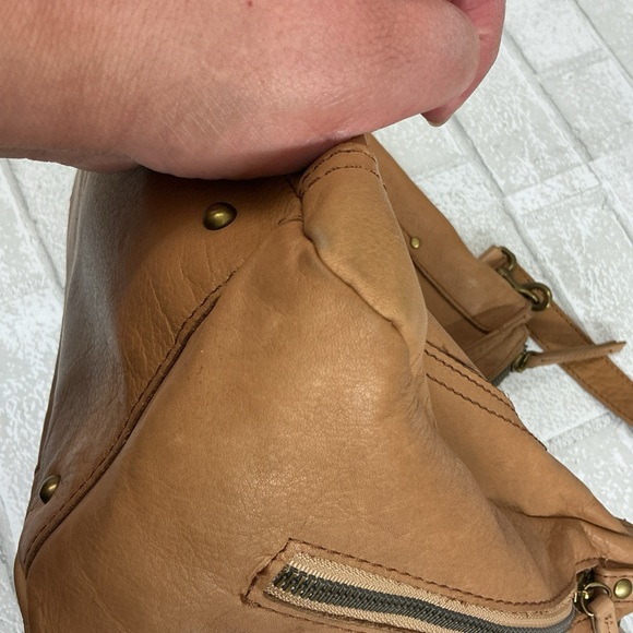 Elegant Tan Leather Shoulder Bag - Picture 6 of 10